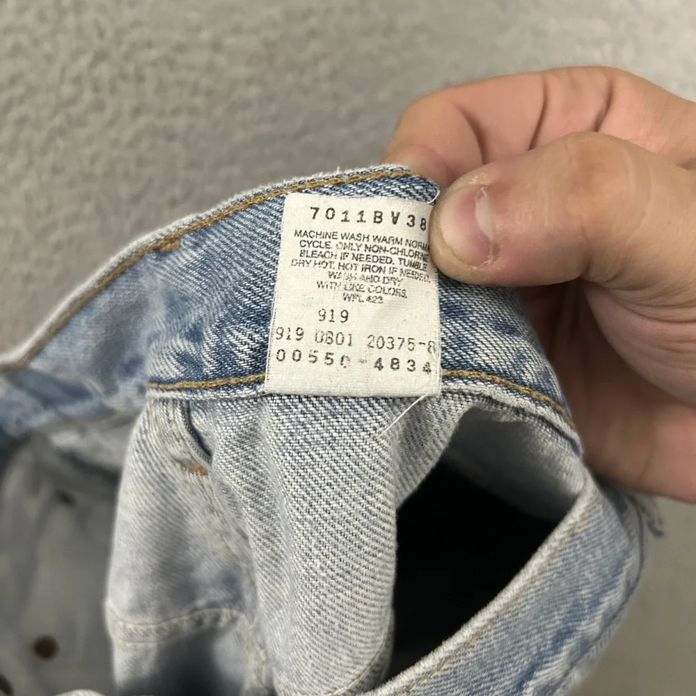 Vintage Levis Jeans Mens 36x30 Blue Denim 550 Relaxed Fit American Light Wash
